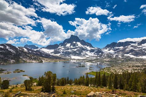 Thousand-Island Lake:  A Sparkling Oasis of Tranquility and Breathtaking Beauty!