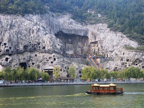 The Thousand Buddha Caves of Tongren: An Unexpected Journey into History and Serenity!